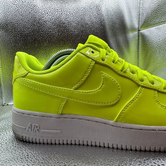 Size 9.5 - Nike Air Force 1 '07 LV8 Volt Mens Neon Athletic Sneakers AJ9505 -700 - Picture 2 of 11